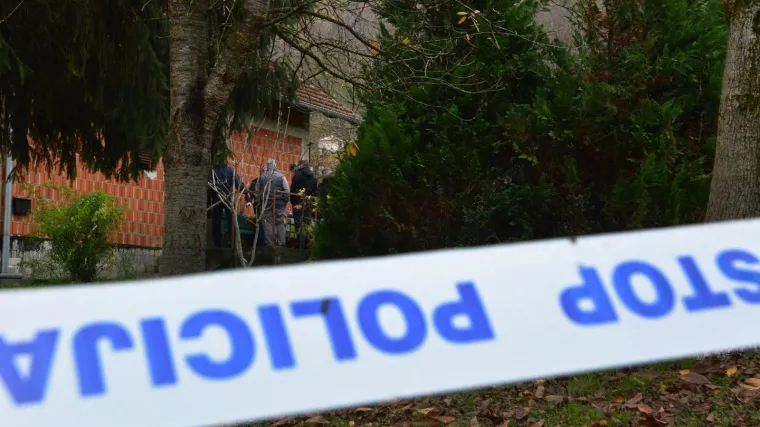 'Sve su razbacali, a psa su nam udarili i zatvorili'