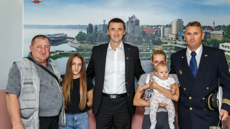 Poručnik bojnog broda novčanu nagradu poklonio obitelji vojnog invalida s desetoro djece