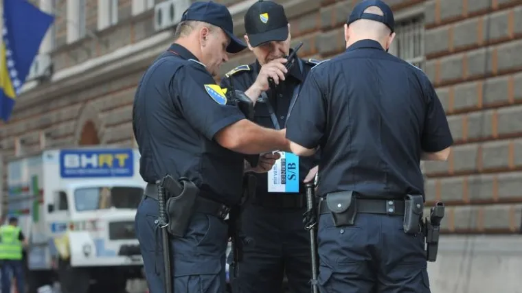 VIDEO Drama u Sarajevu: Razvojačeni branitelji napali policajce, tukli ih zastavama!