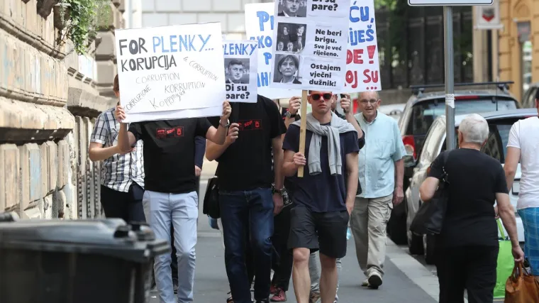 Prosvjedni performans: 'Ne treba nam spomenik, trebaju nam vrtići i &scaron;kole'