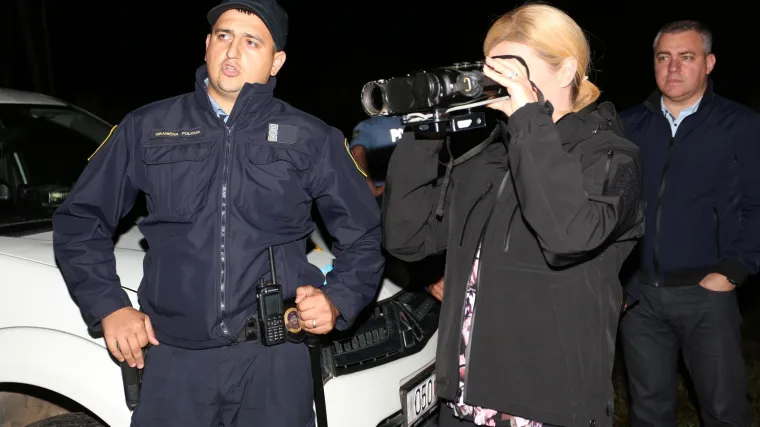 Kamerom nadzirala granicu, a napao ju je i roj stršljenova