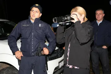 Kamerom nadzirala granicu, a napao ju je i roj stršljenova