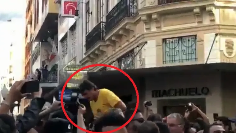 Trenutak u kojem je nožem izboden kandidat koji premoćno vodi u utrci za predsjednika