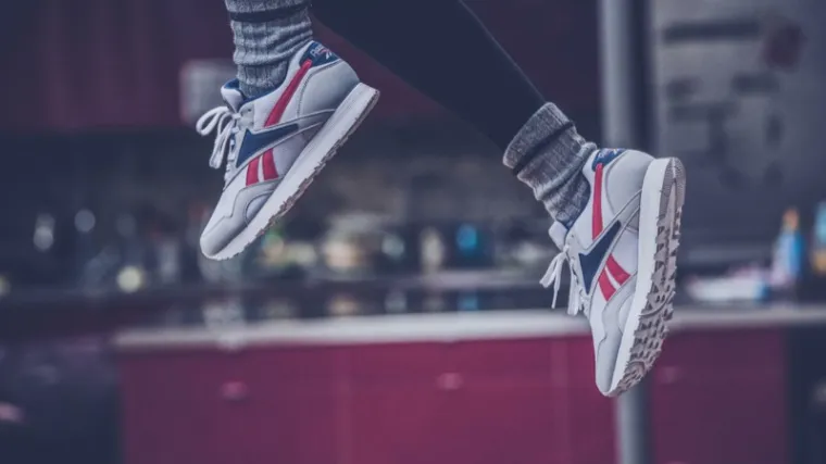 Novi val nostalgije: odajte počast stilu 90-ih u udobnim klasičnim tenisicama