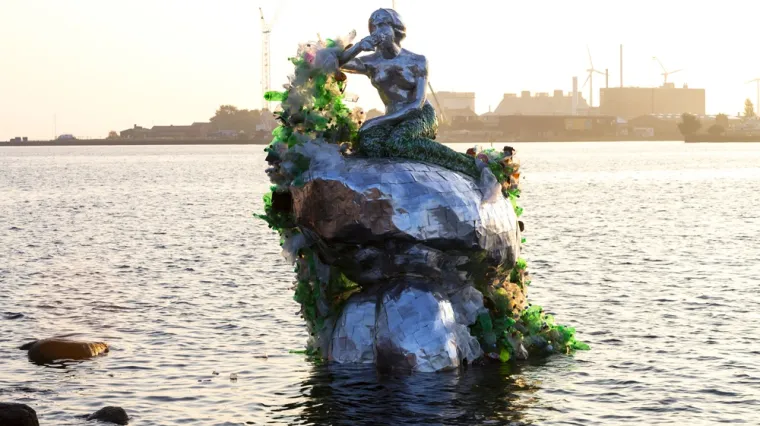 Mala sirena u jedinstvenoj verziji: tri metra visoka i okružena  plimom od 137 kilograma plastike