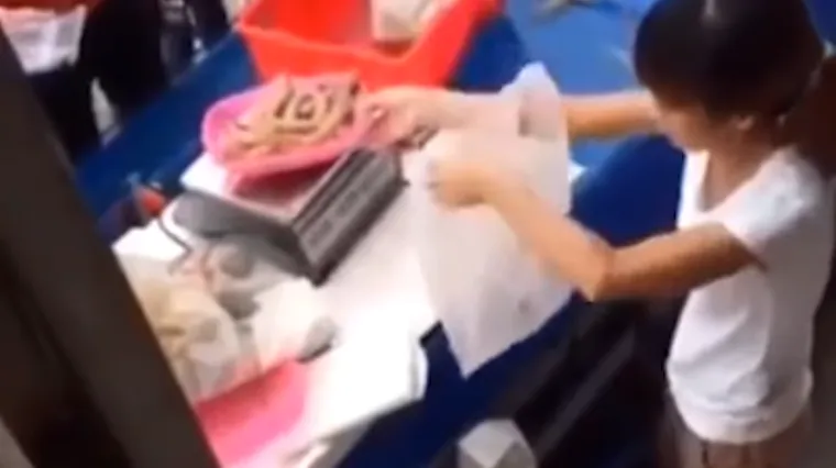 VIDEO Vještina ove prodavačice koja na tržnici vara kupce će vas oboriti s nogu