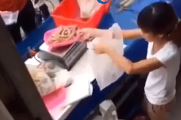 VIDEO Vještina ove prodavačice koja na tržnici vara kupce će vas oboriti s nogu