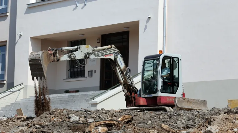 Škola za život ili škola uz bagere? Tik uz učionicu probijaju im tunel, a čeka ih i nestašica vode!