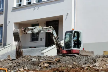 Škola za život ili škola uz bagere? Tik uz učionicu probijaju im tunel, a čeka ih i nestašica vode!