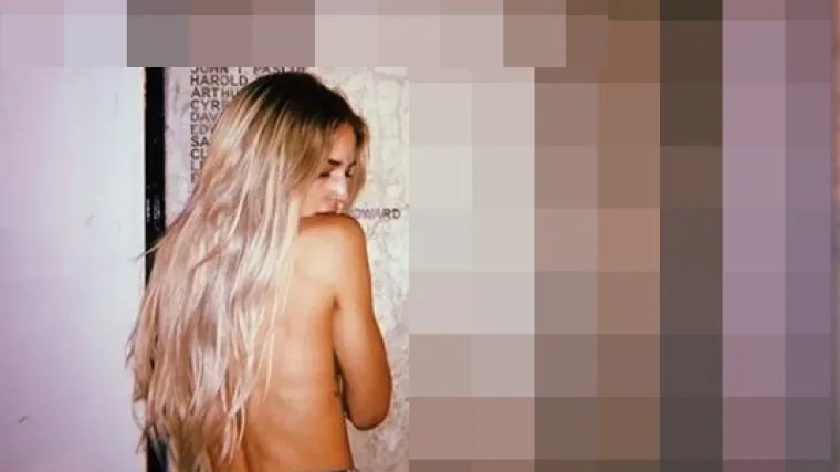 Ova kao da je pala s Marsa: Skinula se ispred spomen-ploče palih boraca, ali misli da 'fotke nisu uvredljive'