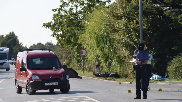 Sudar automobila i motora, motociklist poginuo na mjestu: Odbačen je na zelenu povr&scaron;inu
