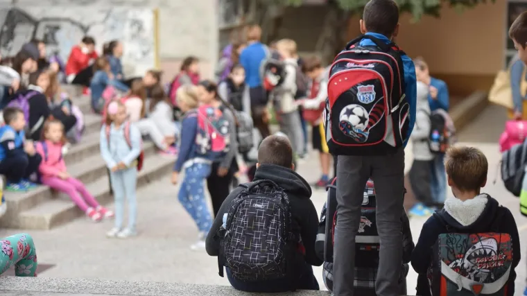 Koliko su te&scaron;ke &scaron;kolske torbe na&scaron;ih učenika? Izvagali smo one u &Scaron;koli za život i u 'običnoj' &scaron;koli