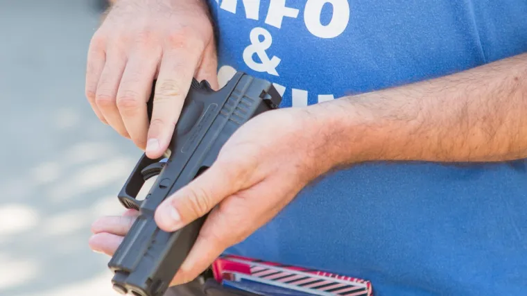 Policajac iz Benkovca kod kuće čistio pi&scaron;tolj pa se slučajno propucao