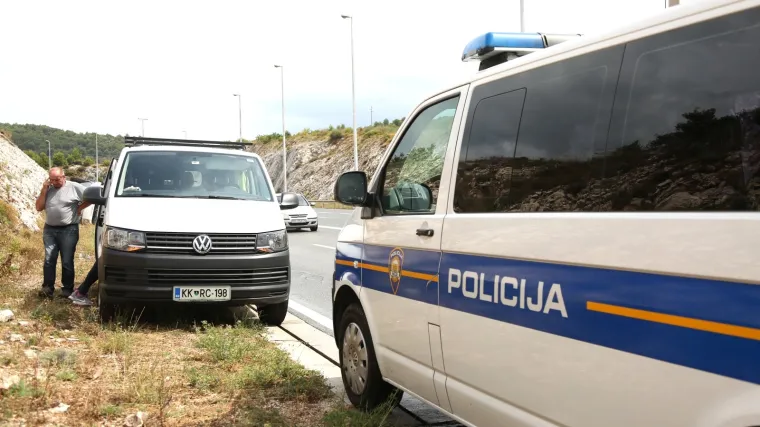 Uhvaćeni dezorijentirani i gladni: Krijumčar ljudima u kombi strpao 61 migranta!