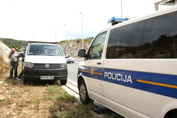 Uhvaćeni dezorijentirani i gladni: Krijumčar ljudima u kombi strpao 61 migranta!