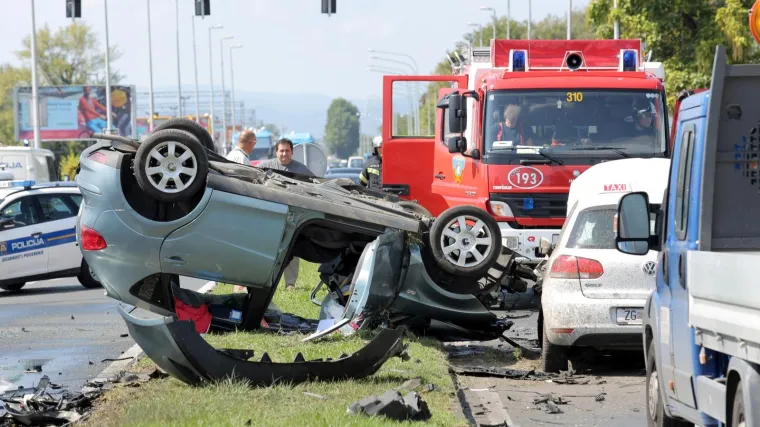 Jedan automobil planuo, drugi zavr&scaron;io na krovu: Vozio u suprotnom smjeru, a onda bježao!