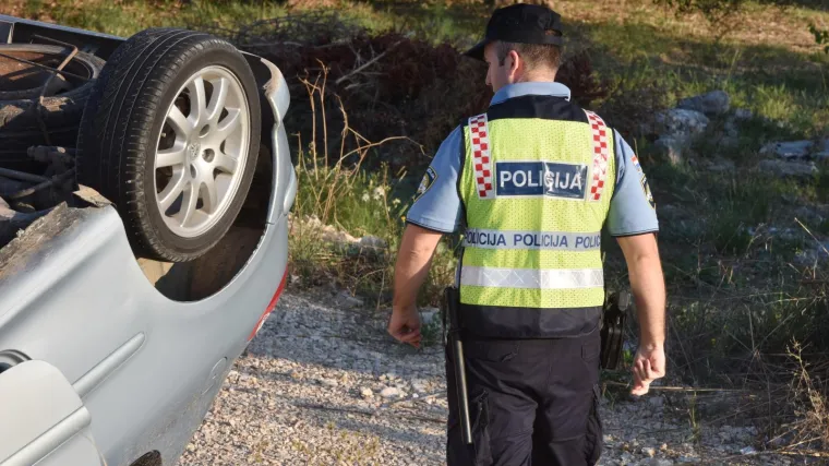 Njen dvije godine stariji prijatelj je vozio prebrzo, sletio u potok i prevrnuo se