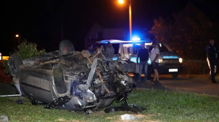Auto sletio s ceste, potpuno je smrskan: Mladić i djevojka od siline udara izletjeli iz vozila