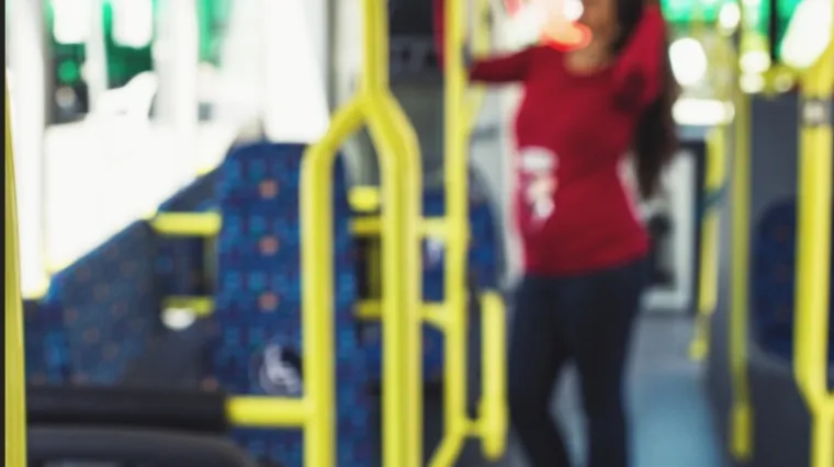 Mladić se nije htio ustati trudnici u autobusu, pa je ona sjela na njega: Ovo nije priča iz ZET-a, ali kao da je