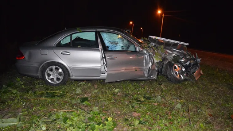 Sletio u zavoju s ceste u &scaron;umu i udario u stablo: Ozlijeđeni vozač i putnica