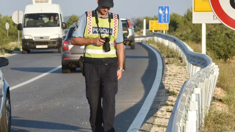 Pre&scaron;ao u suprotni smjer i udario u majku s djecom: Djevojčice od 5 godina i 5 mjeseci u bolnici