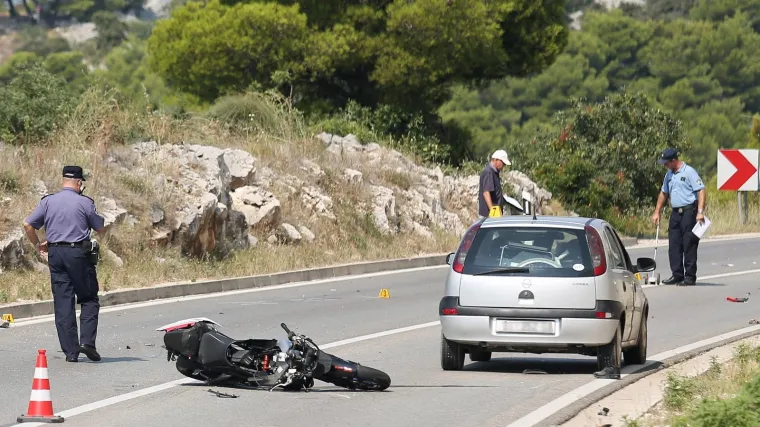 Motociklist pretjecao kamion, pao i udario u automobil: 'Bježao je policijskom presretaču!'