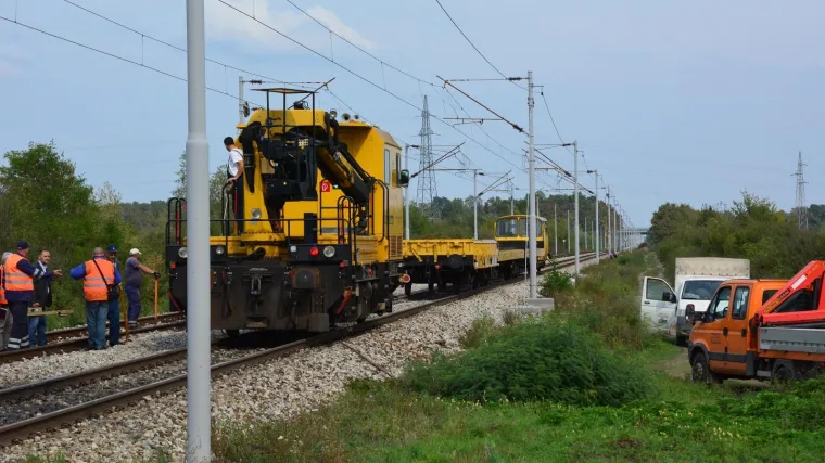 Putnički vlak udario traktor na prijelazu bez rampe i svjetlosne signalizacije, vozač poginuo