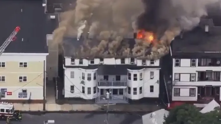 Požari izbili na 50-ak kuća, poginula najmanje jedna osoba