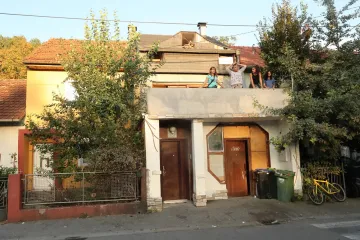 SITUACIJA U VUKOMERCU JE NA RUBU USIJANJA: Prosvjednik bocom pogodio romsku djevojčicu, drugu djevojku odvela policija