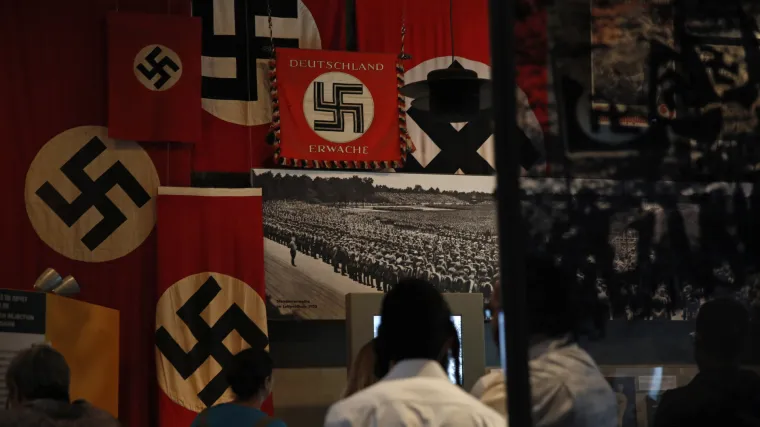 Dvojici ekstremnih desničara, zbog podizanja ruke u Hitlerov pozdrav, pet mjeseci zatvora