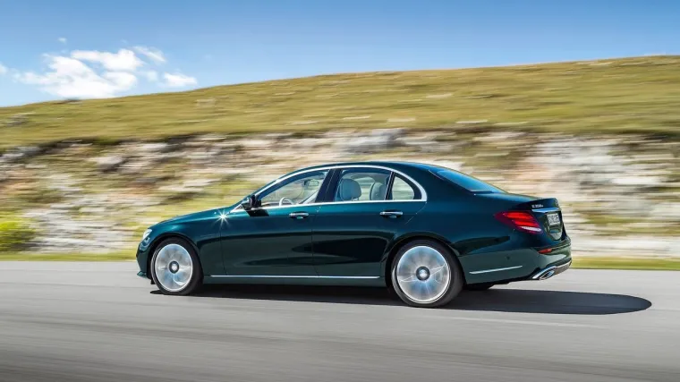 Poduzetnik parkirao mercedes na zebri pa fotografu pokazao srednji prst i &scaron;utnuo auto