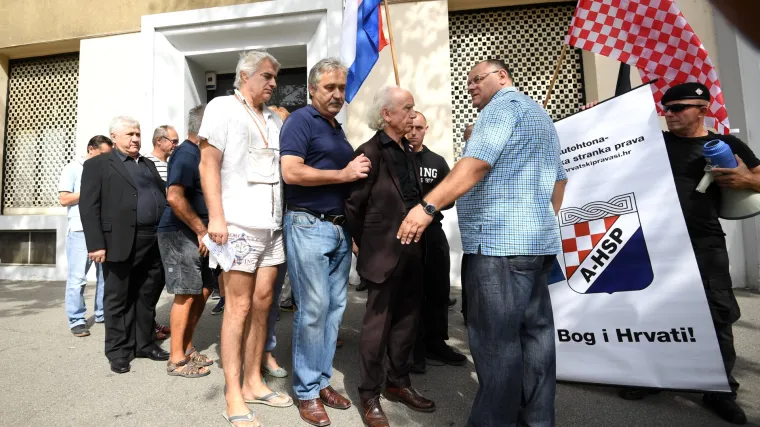 FOTO Napeta situacija ispred HDZ-a: Pripadnici HOS-a prosvjeduju, odmah stigla i policija