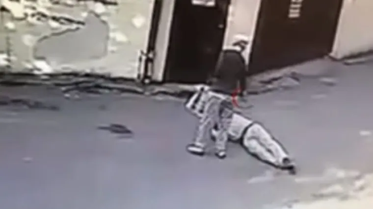 Uznemirujući video: Stojanka (70) snimljena kako hladnokrvno nasred ulice ubija investitora