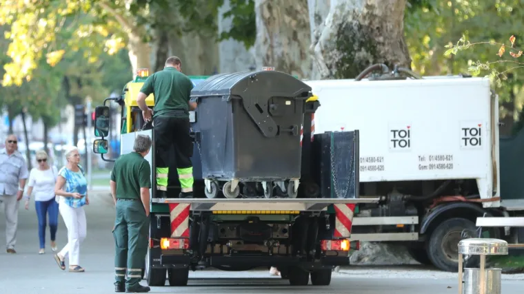 Netko je sinoć zapalio sedam kontenjera za smeće, a onda jutros još dva