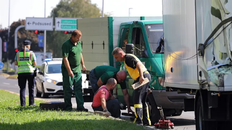 Kamionom se zabila u vozilo komunalnog poduzeća: Jedna osoba ozlijeđena!