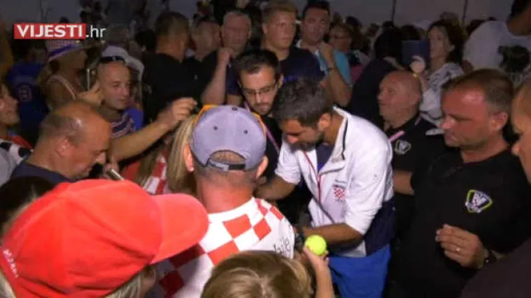 Skromni heroji: Iako iscrpljeni i umorni, na&scaron;i su tenisači nakon bitke sa SAD-om ispunili sve želje navijača