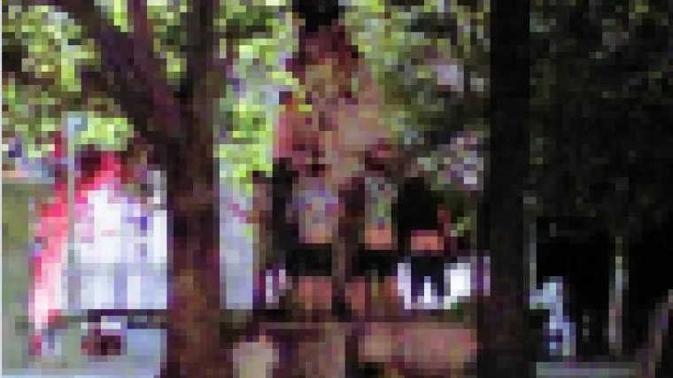 FOTO Napili se, popeli na fontanu i svima pokazali stražnjice: 'Možda su i urinirali'