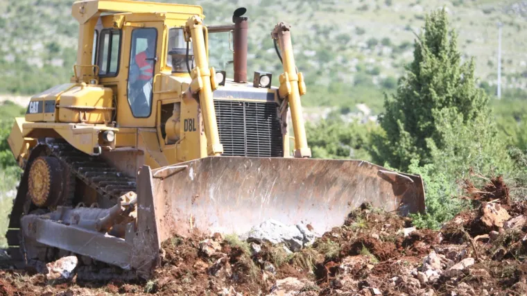 'Luda krađa' buldožera 2. dio: Izrezali su ga na komade i lopovu platili 17.000 kn!