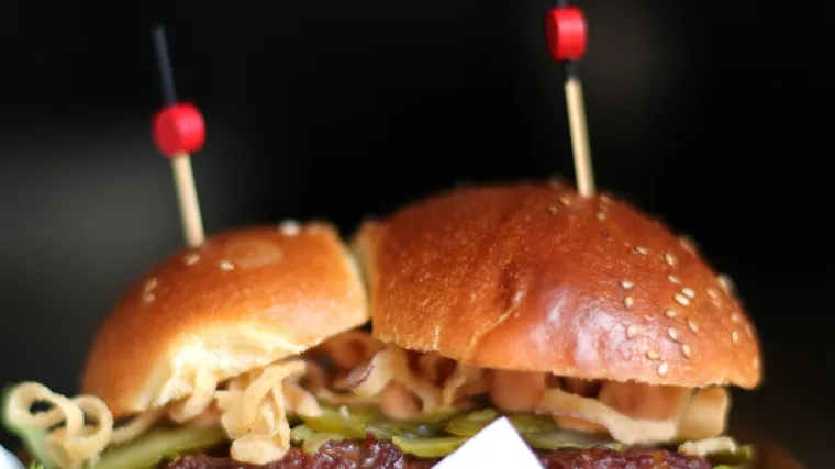 Crveni, crni ili zeleni hamburgeri i meso marinirano u vinu: &scaron;to sve možete pojesti na burger festivalu