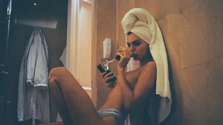 U vrućem videu pokazala gole grudi i čipkaste gaćice