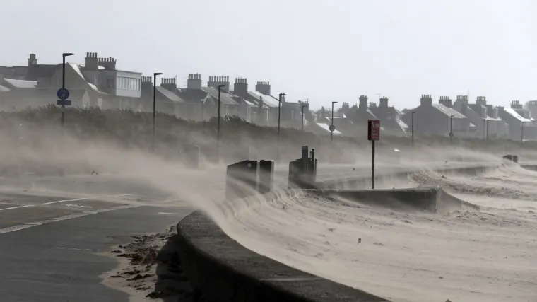 Na mladića palo drvo, &Scaron;vicarka poginula nakon &scaron;to se karavan strmoglavio s ceste na plažu