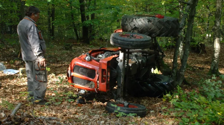 U prevrtanju traktora u &scaron;umi poginuo mu&scaron;karac