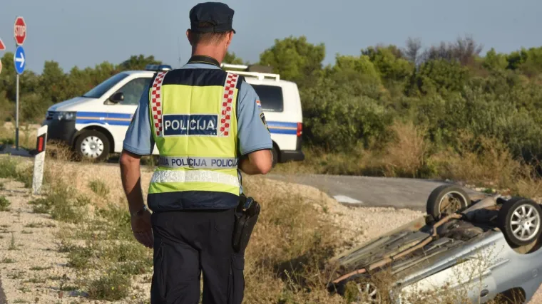 Te&scaron;ka nesreća: Pijani vozač dva puta sletio u kanal i onda se prevrnuo na krov