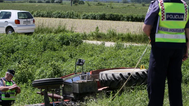 Krenuo u &scaron;umu po drva, na nizbrdici mu se traktor prevrnuo