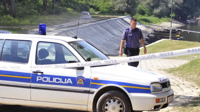 Sletio s ceste i udario u kameni usjek