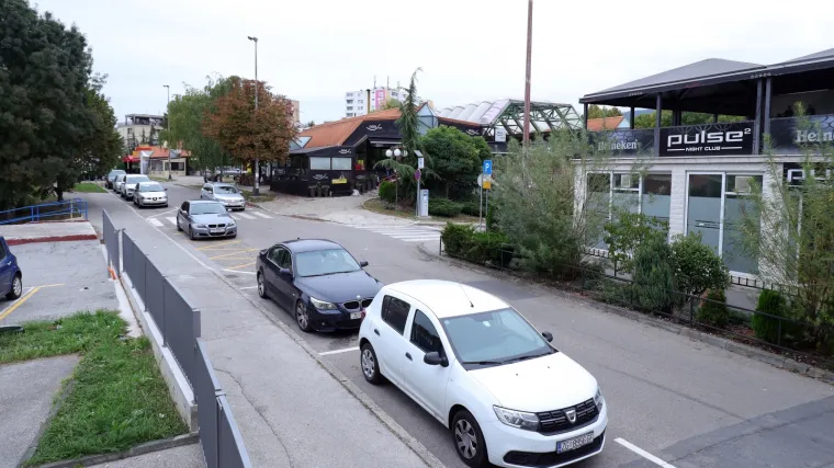 Žestoki okr&scaron;aj kod tržnice: Posvađali se pa se na mu&scaron;karca zaletio autom!