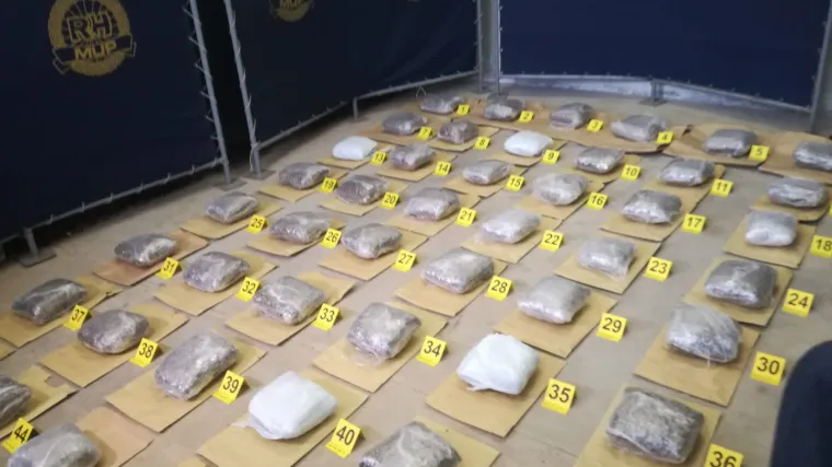 Vozio auto poznatog kriminalca s 52 kg marihuane: Torba je bila na sjedi&scaron;tu, a iz nje je virila 'trava'