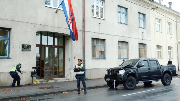 Nesvakida&scaron;nja nesreća u Sisku: Terencem se zabio u policijsku postaju!