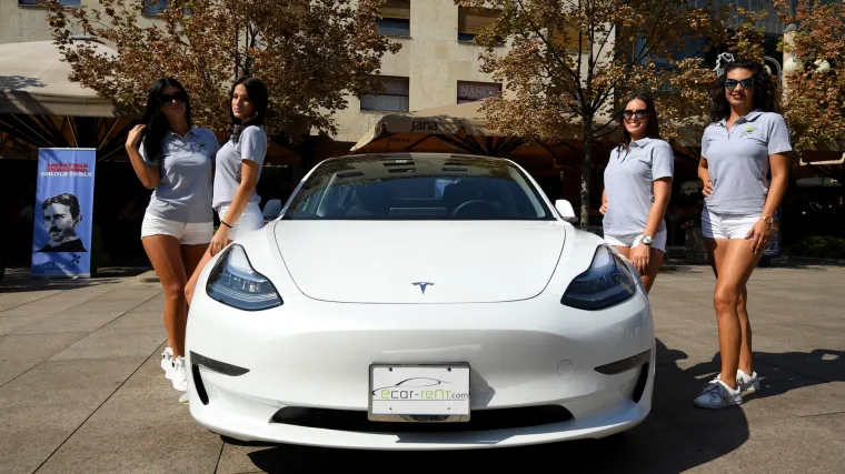 Prvi u Europi smo provozali Teslu Model 3 - naji&scaron;čekivaniji električni auto godine