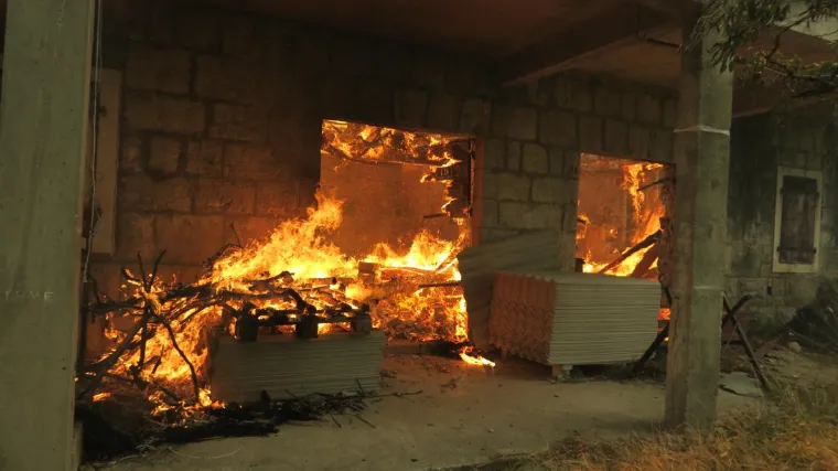 Gorjela kuća u Splitu: Jedan stan u potpunosti izgorio, dvoje zatražilo liječničku pomoć